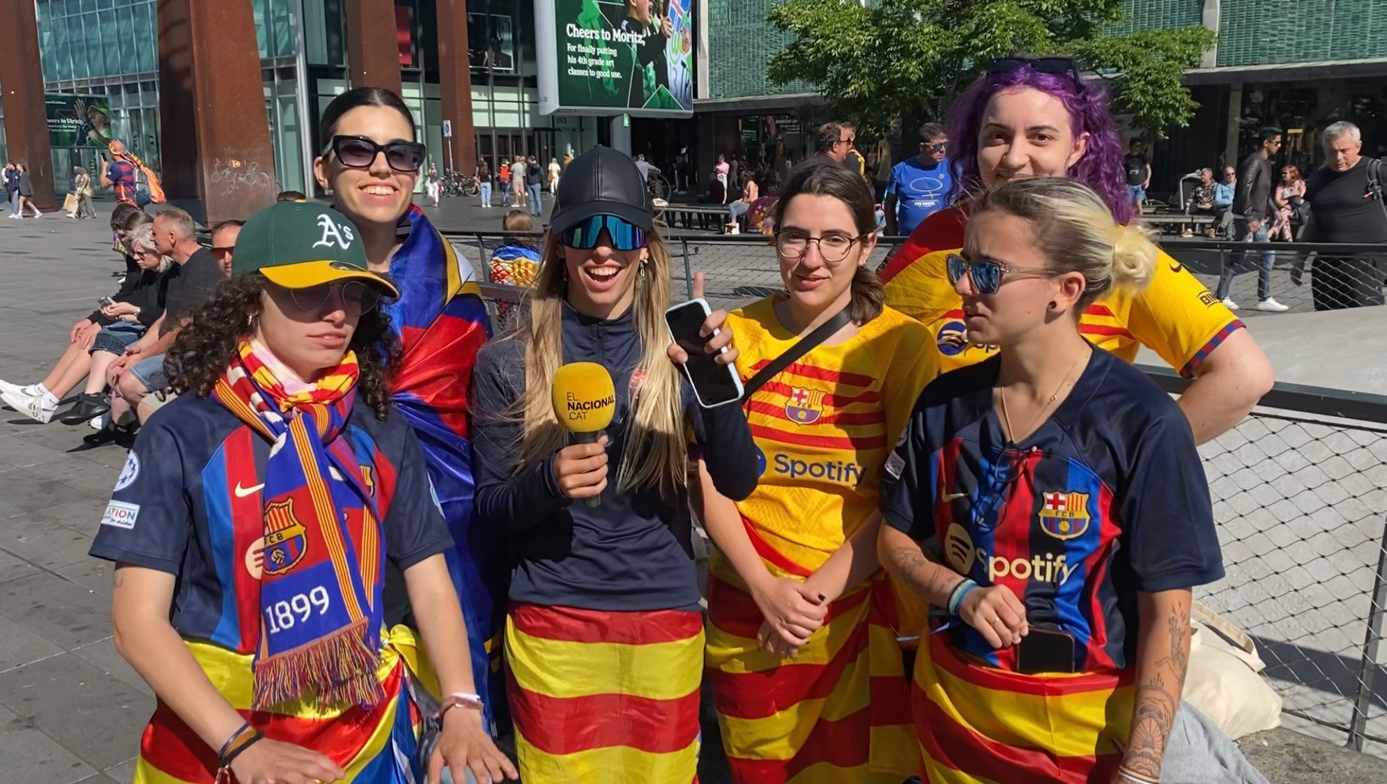 Favoritismo del Barça en la grada de Eindhoven: "Como afición no tenemos rival" | VÍDEO