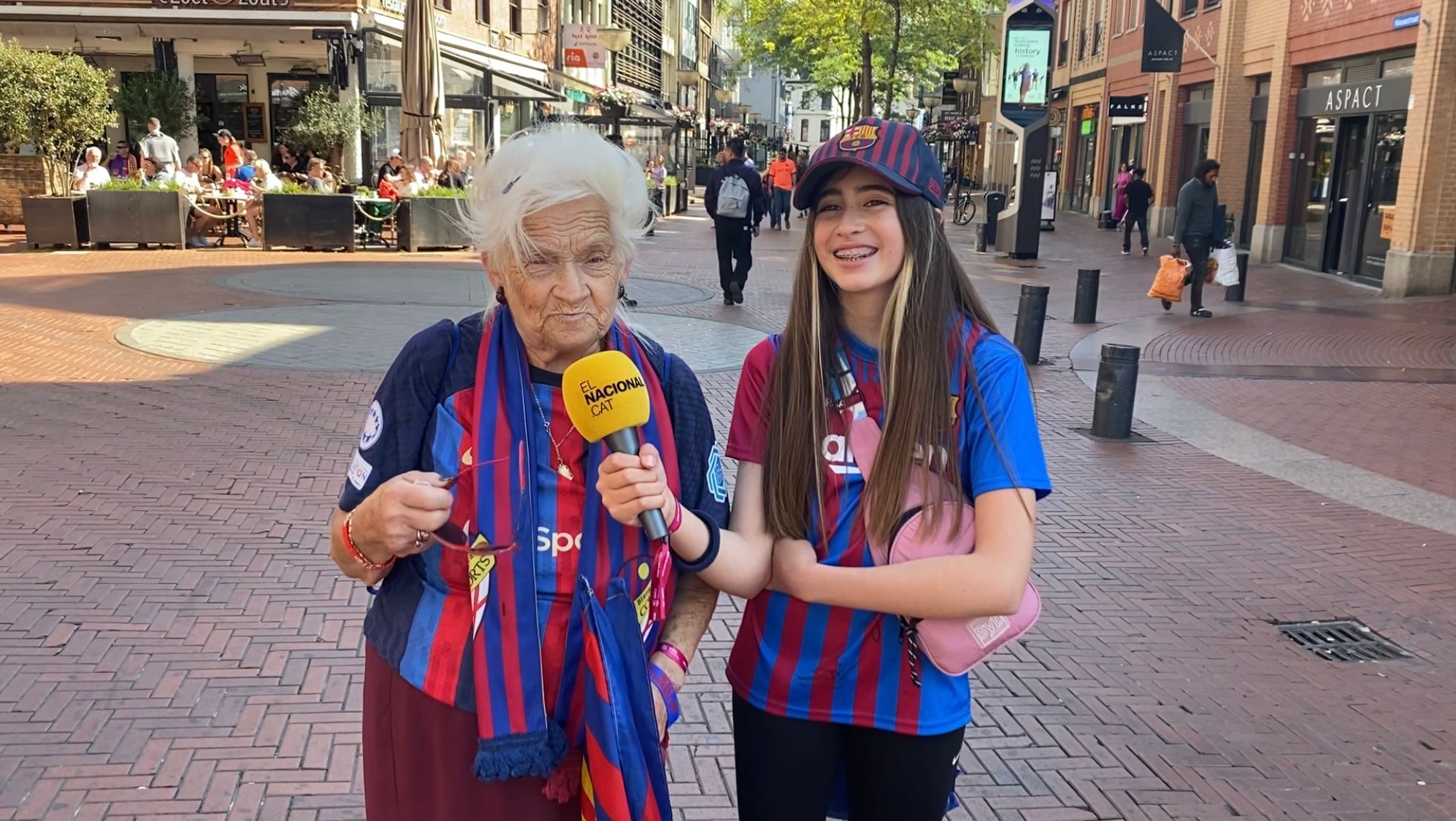 Los culés quieren la gloria en Eindhoven: "El Barça femenino es el mayor orgullo que tenemos" | VÍDEO