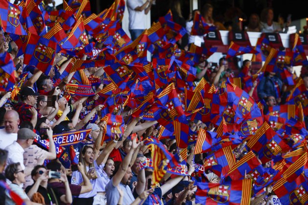 Afició Barça banderes Philips Stadion final Champions femenina / Foto: EFE - Alberto Estévez