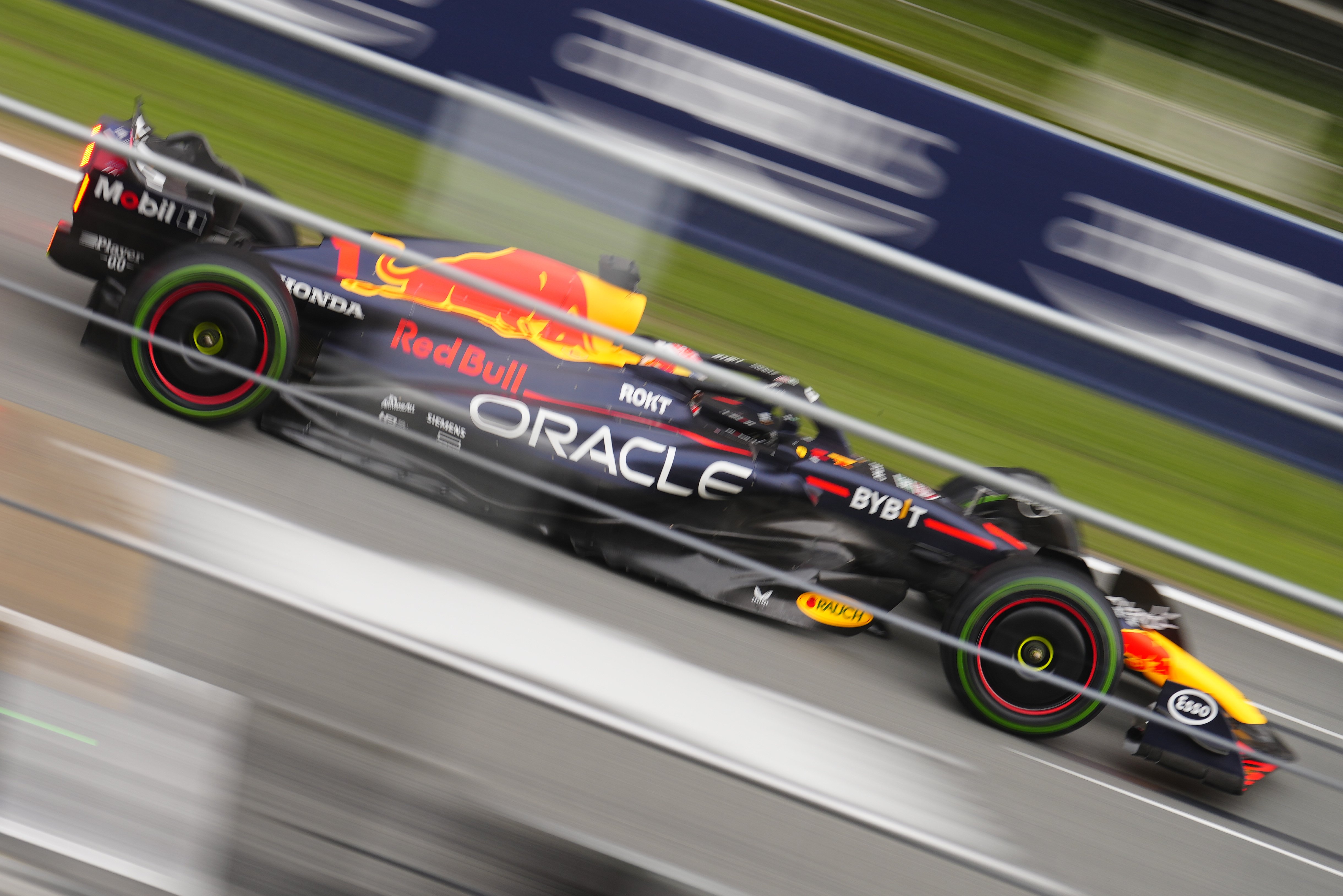 Verstappen vuela en el Circuit de Catalunya, 'pole' incontestable: Sainz 2º y Alonso decepciona y saldrá 8º
