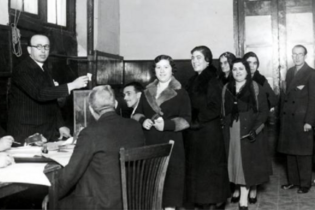 Un colegio electoral de Játiva. Un grupo de mujeres vota en las elecciones de 1933. Fuente Ayuntamiento de Játiva