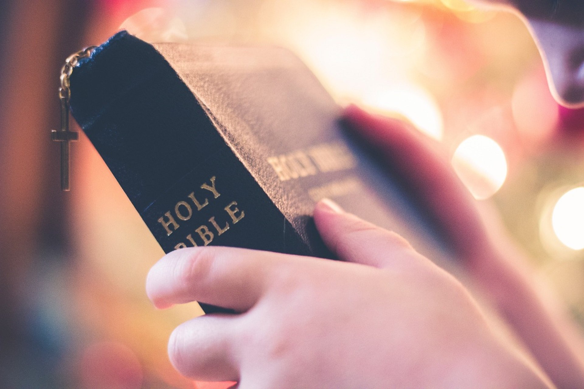 Vetan la Biblia en varias escuelas de Estados Unidos por su contenido "pornográfico"