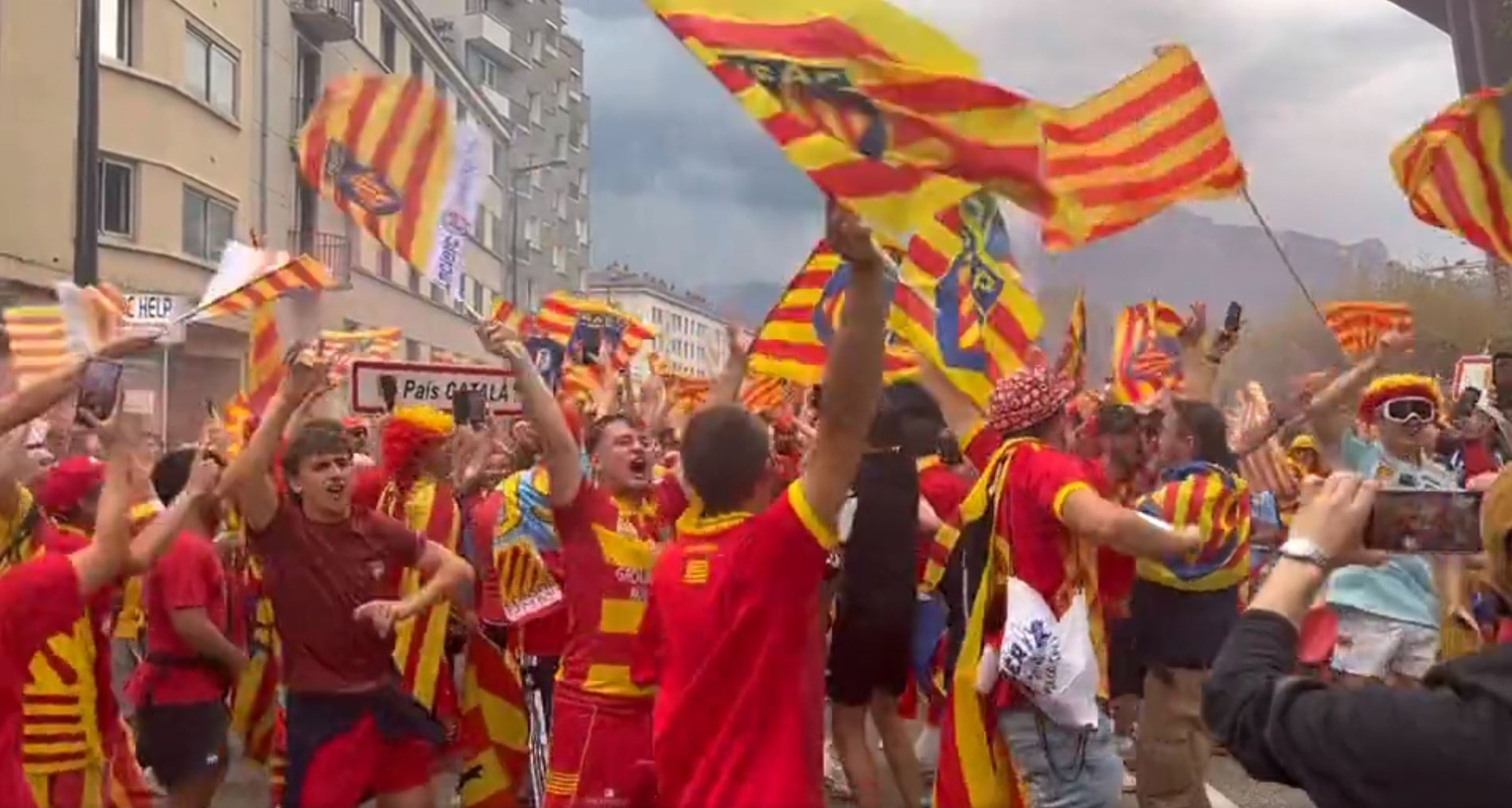 “Qui no salti, no és català”: el càntic dels aficionats de la USAP que s'ha fet viral | VÍDEO