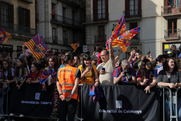 aficionados barça femenino plaça Sant Jaume / Foto: Eva Parey aficionados barça femenino plaça Sant Jaume / Foto: Eva Parey