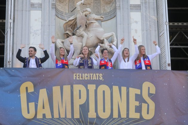 Barça femenino manos levantados celebración Champions League femenina / Foto: Eva Parey