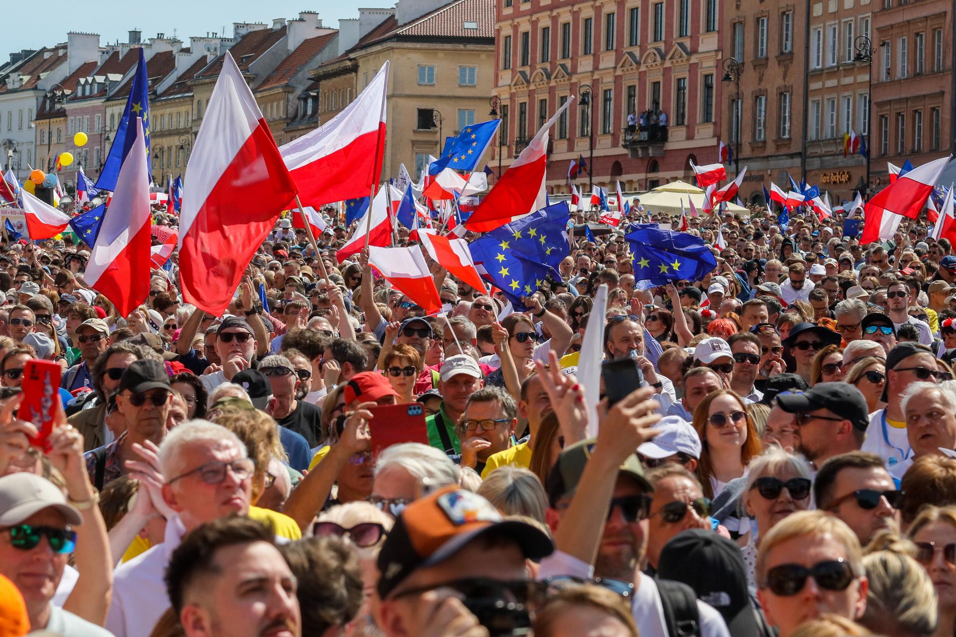 Mig milió de persones marxen a Polònia contra el govern populista de Mateusz Morawiecki
