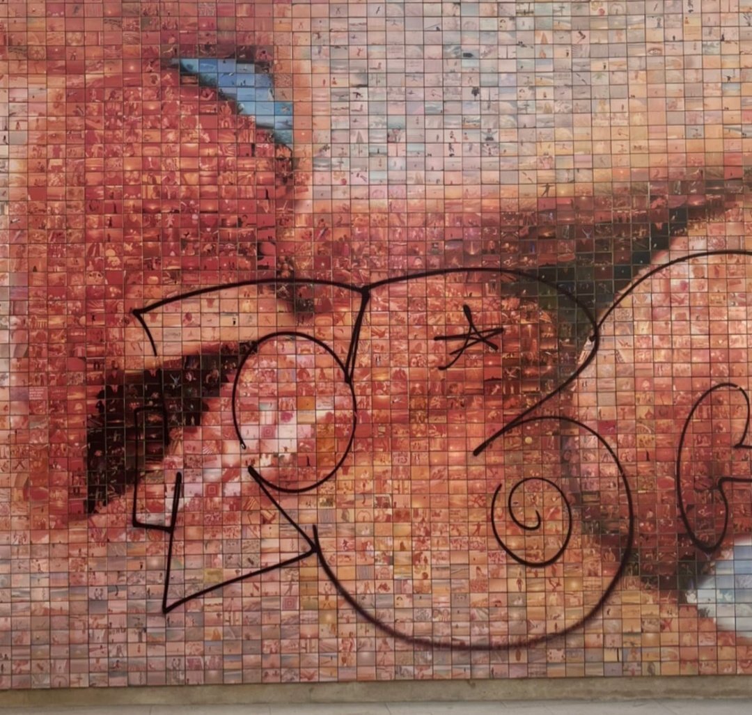 Vandalizan el fotomosaico del beso del Barri Gòtic de Barcelona