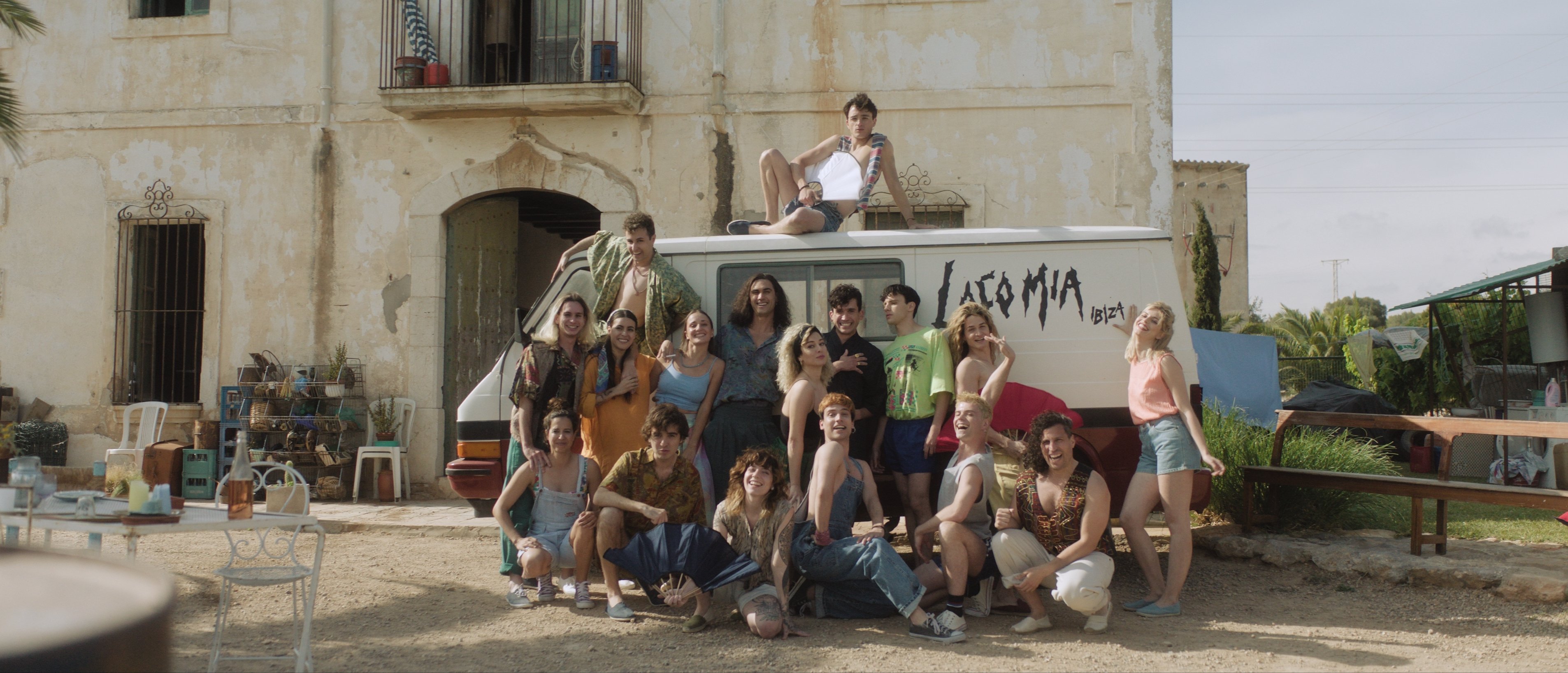 Electropop, abanicos, glamour y traición: la convulsa historia de Locomía se rueda en Barcelona