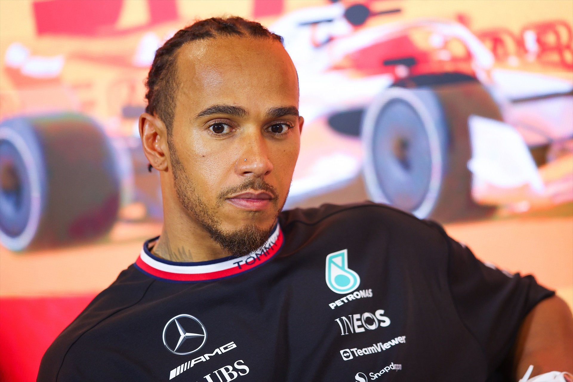 Lewis Hamilton, KO: el nuevo 'enemigo' de Mercedes habla español