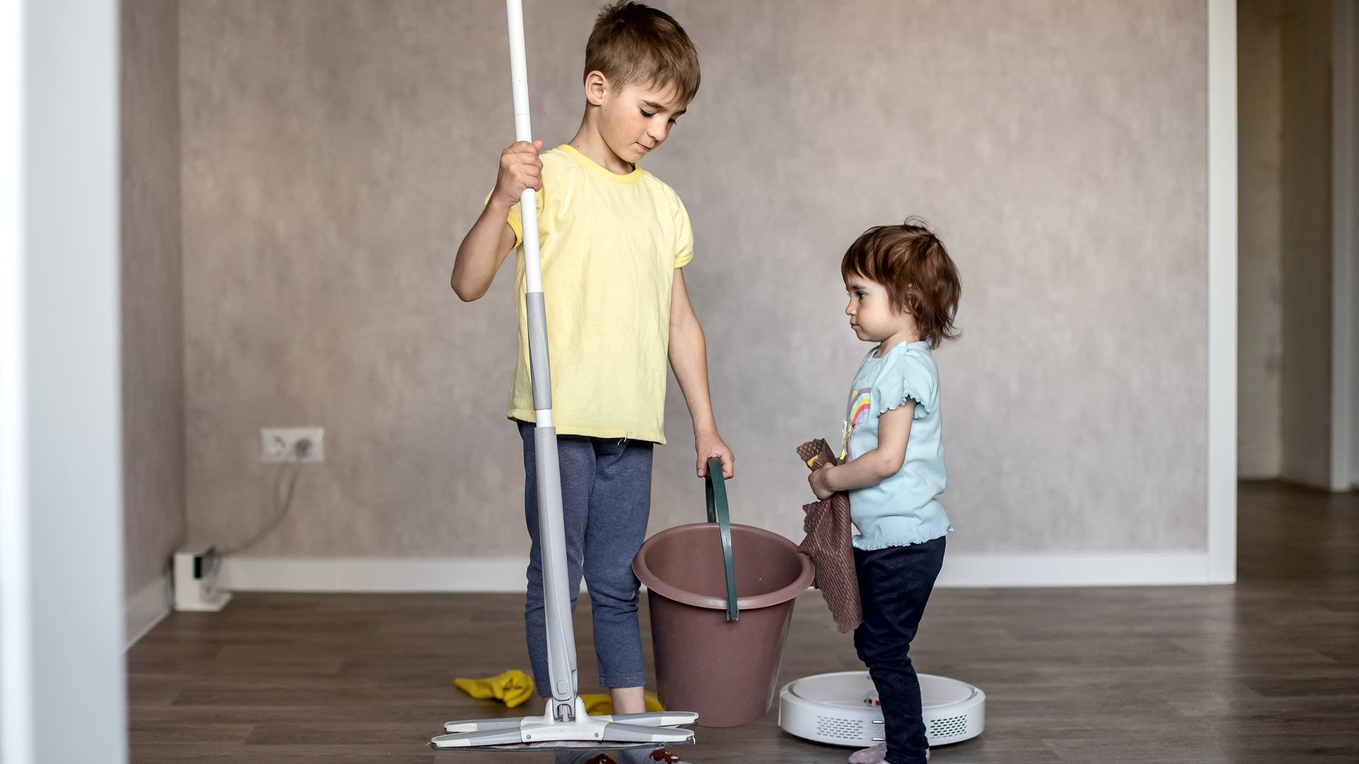 Cómo conseguir que tus hijos limpien en casa