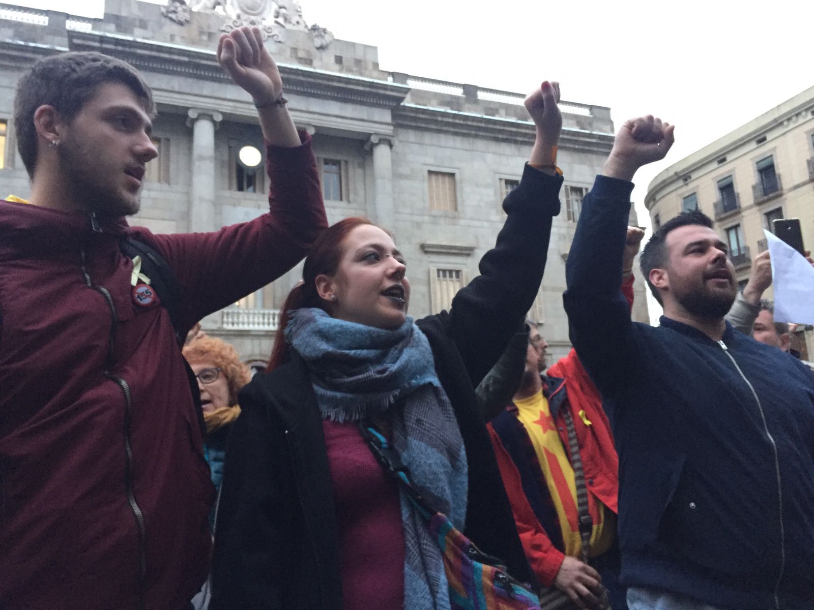 Miles de personas se reúnen en la plaza Sant Jaume en defensa de los CDR