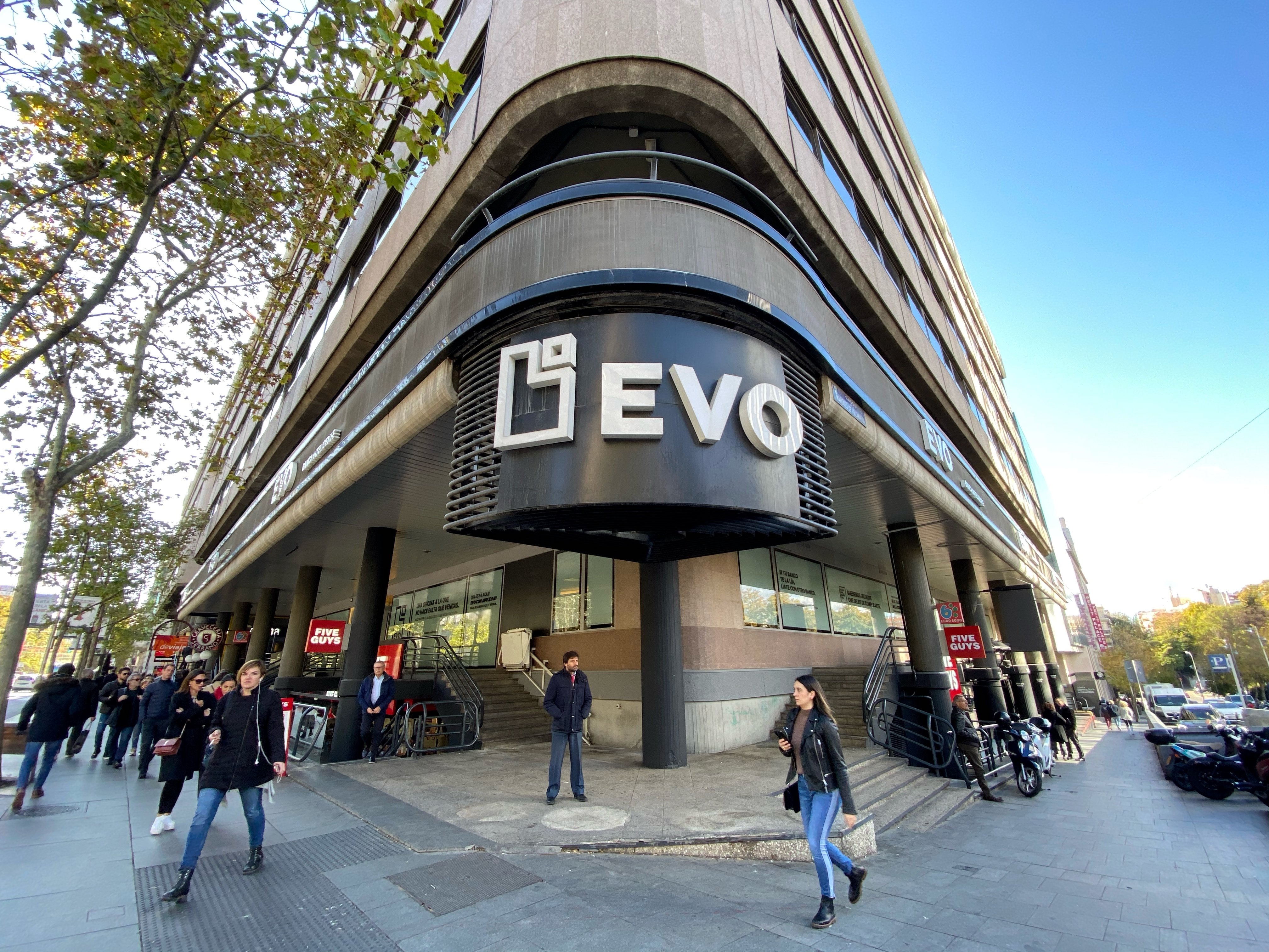 Fachada de una oficina de Evo Banco en Madrid