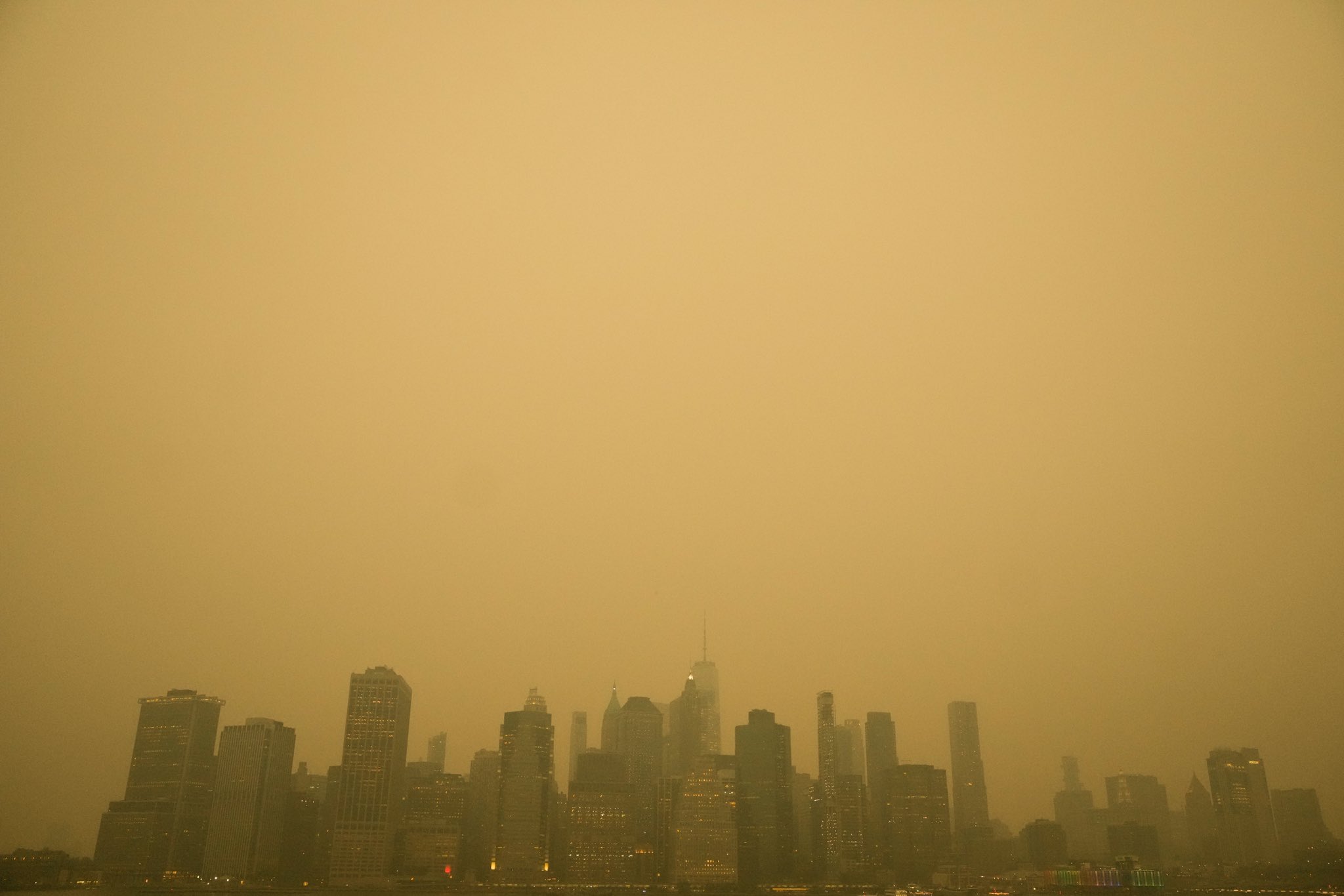Nova York sepultada per una capa de fum taronja pels incendis forestals al Canadà