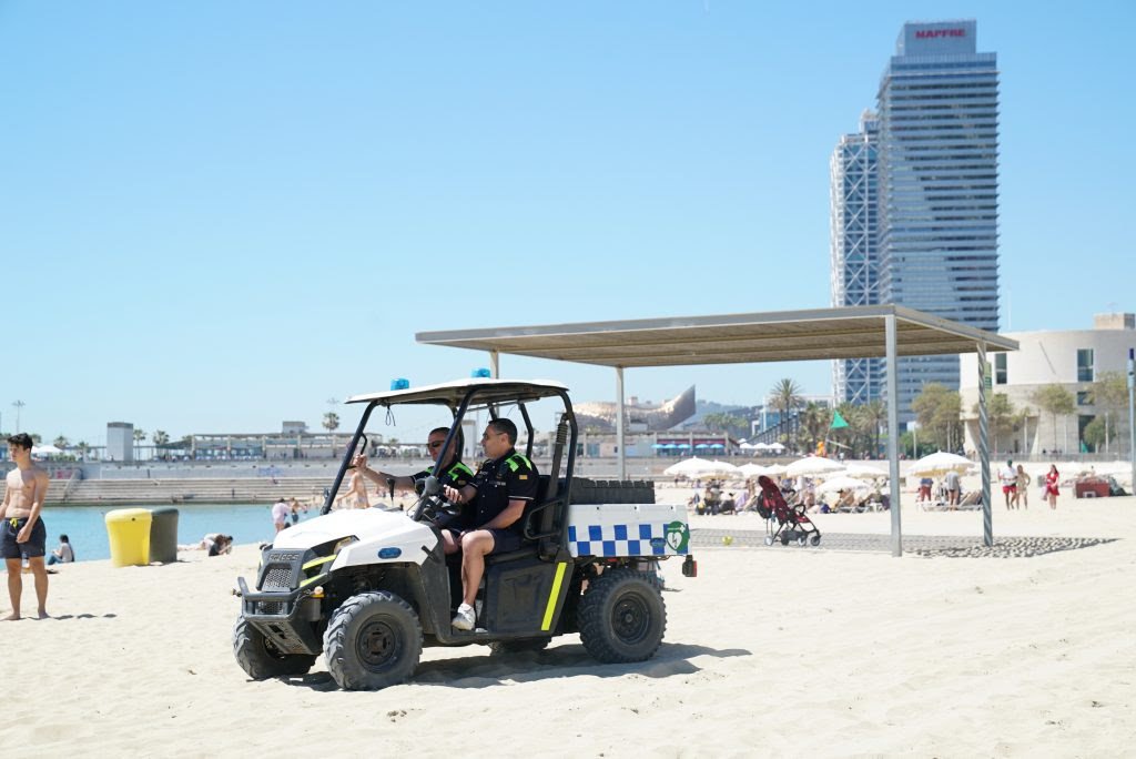 Xancles, samarreta i pantalons, el kit de la Guàrdia Urbana per si et roben a la platja