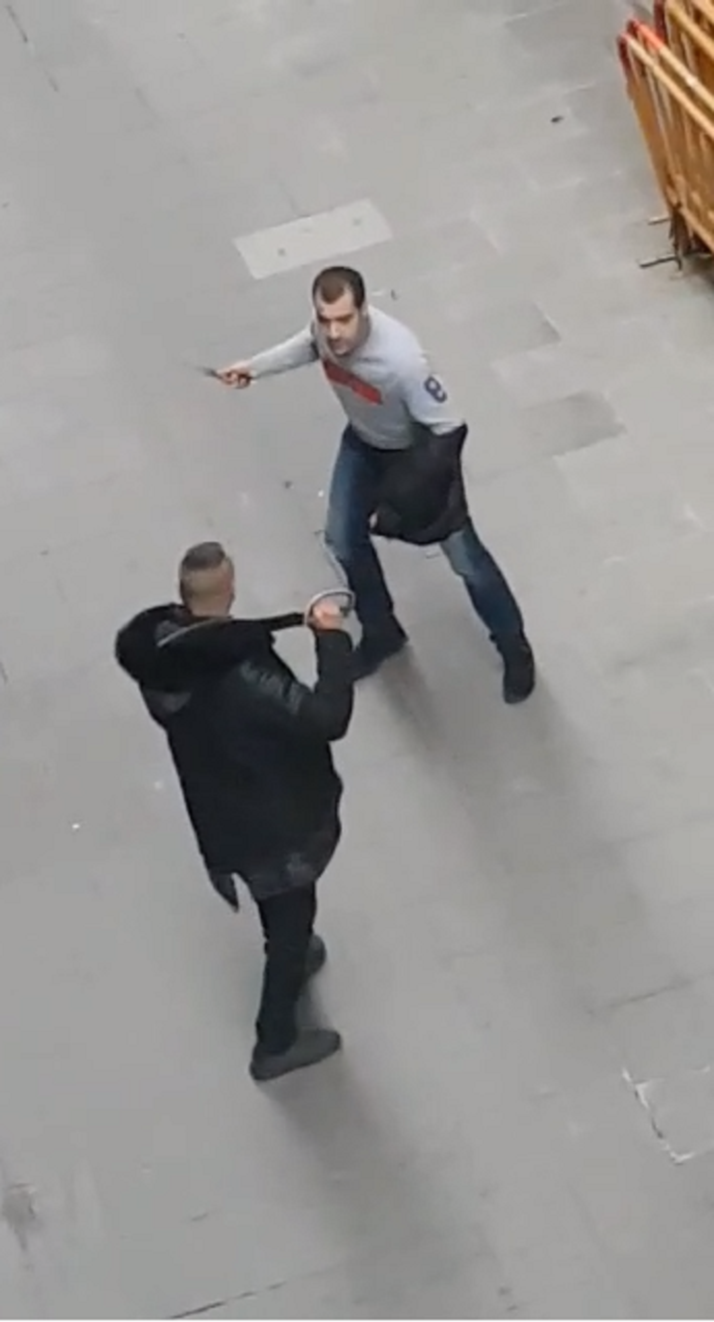 VIDEO: Pelea con machetes y cuchillos largos en el Raval