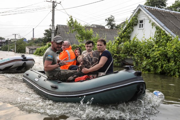 rescate y evacuación victimes tomada kherson inundacio (2) rescate y evacuación victimes tomada kherson inundacio (2)