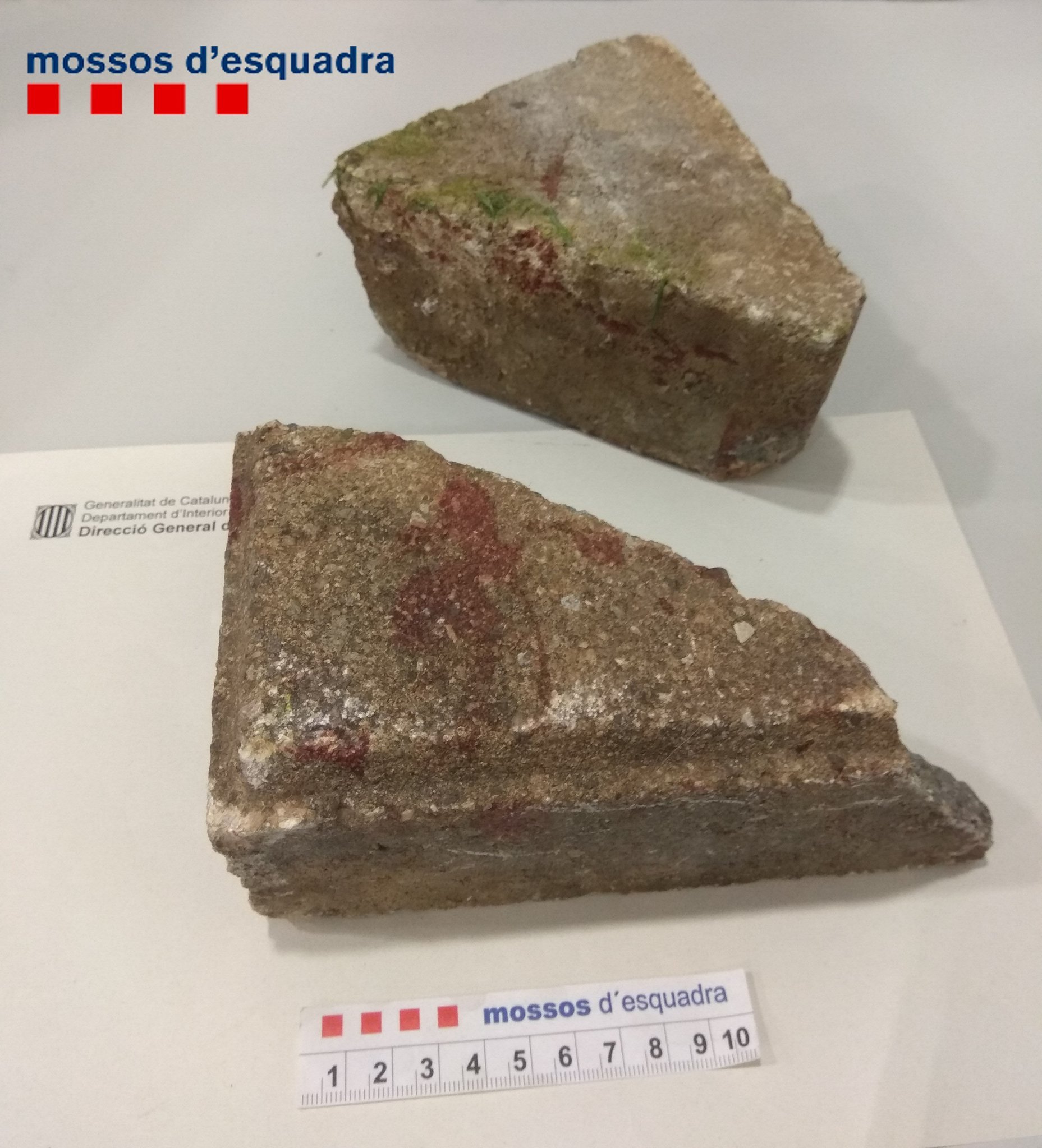 Dos detinguts per intentar matar un home a cops de pedra