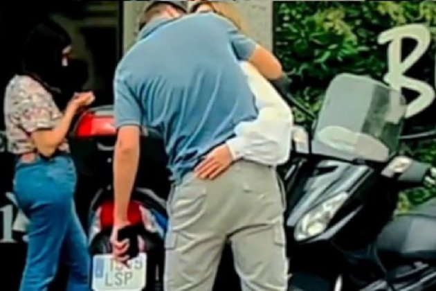 Piqué Clara Chía beso en la calle Tw