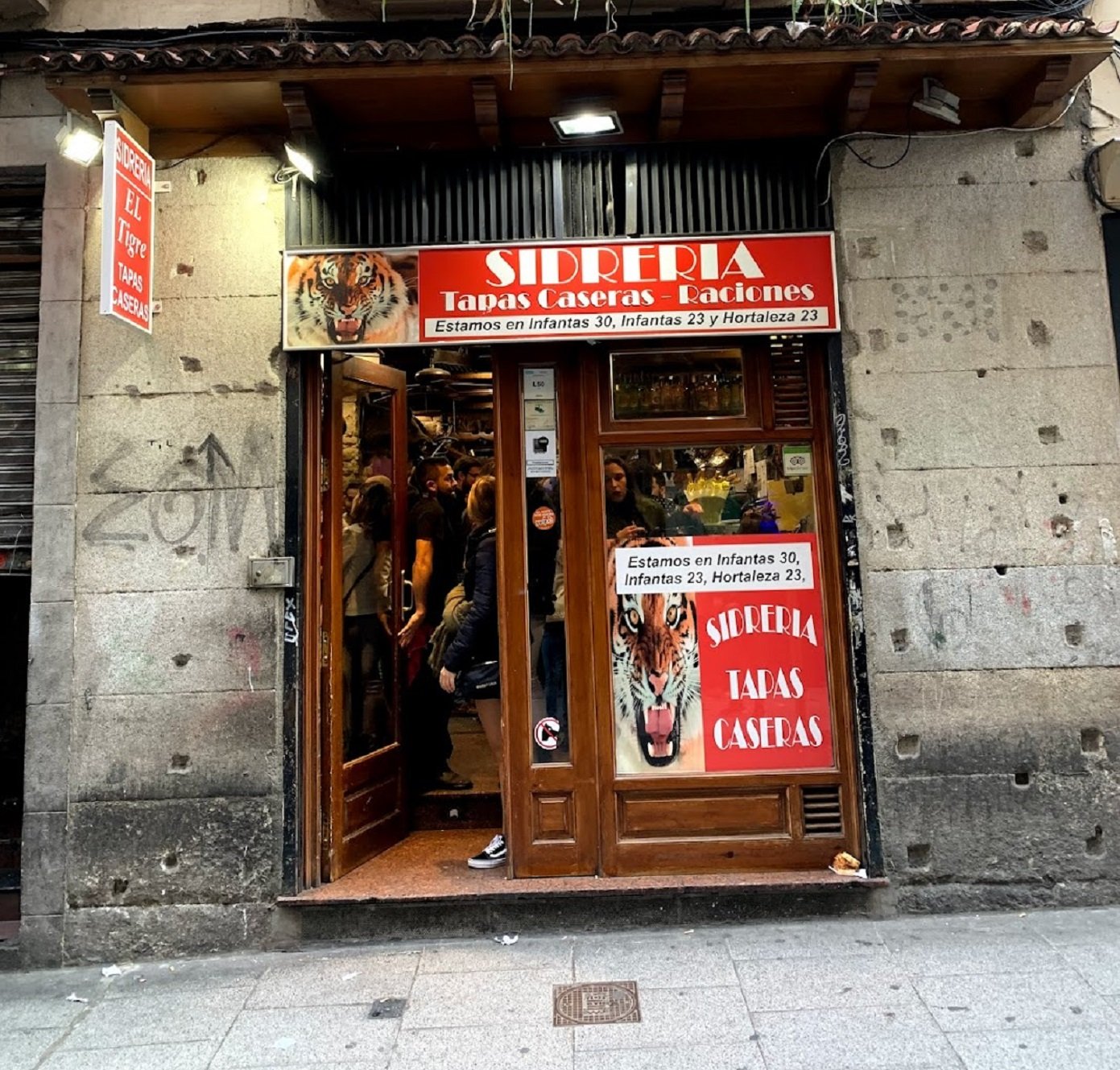 Un cambrer, un pernil i un tiroteig: els elements d'una història inversemblant