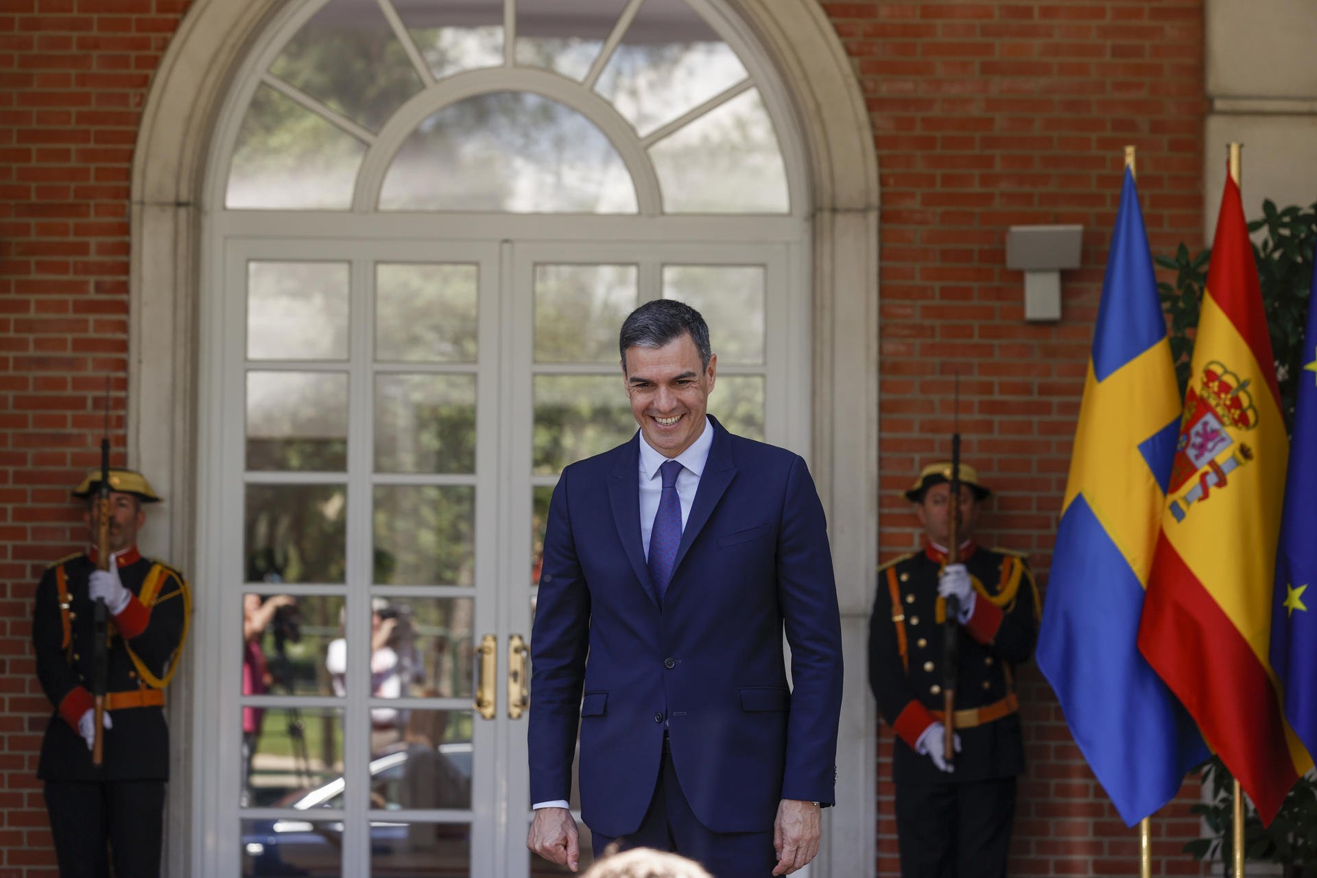 Pedro Sánchez blinda a 14 ministros en las listas para asegurar que serán diputados