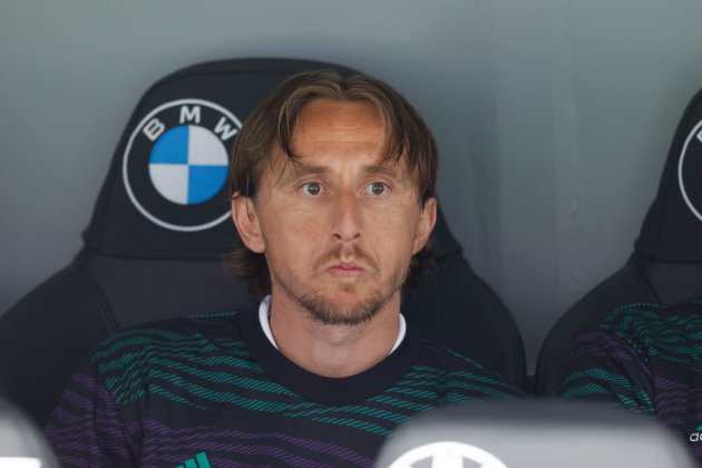 Luka Modric cono rostro serio en el banquillo / Foto: Europa Press