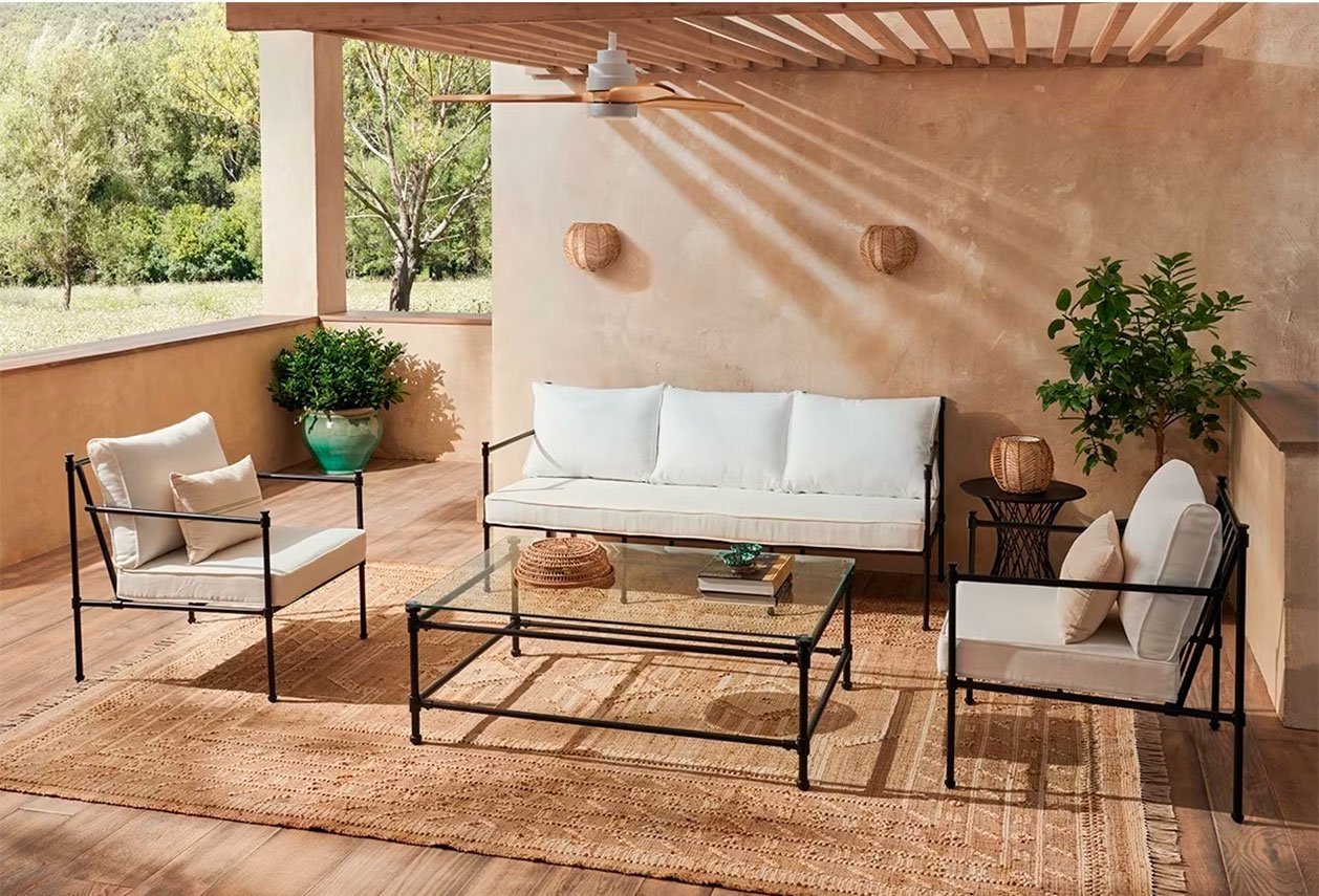 El sillón de jardín que arrasa en las ‘casas de dinero’ está en El Corte Inglés