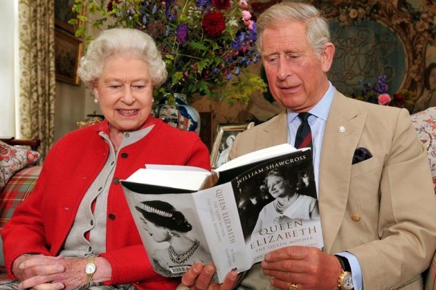 Isabel II y su hijo Carlos