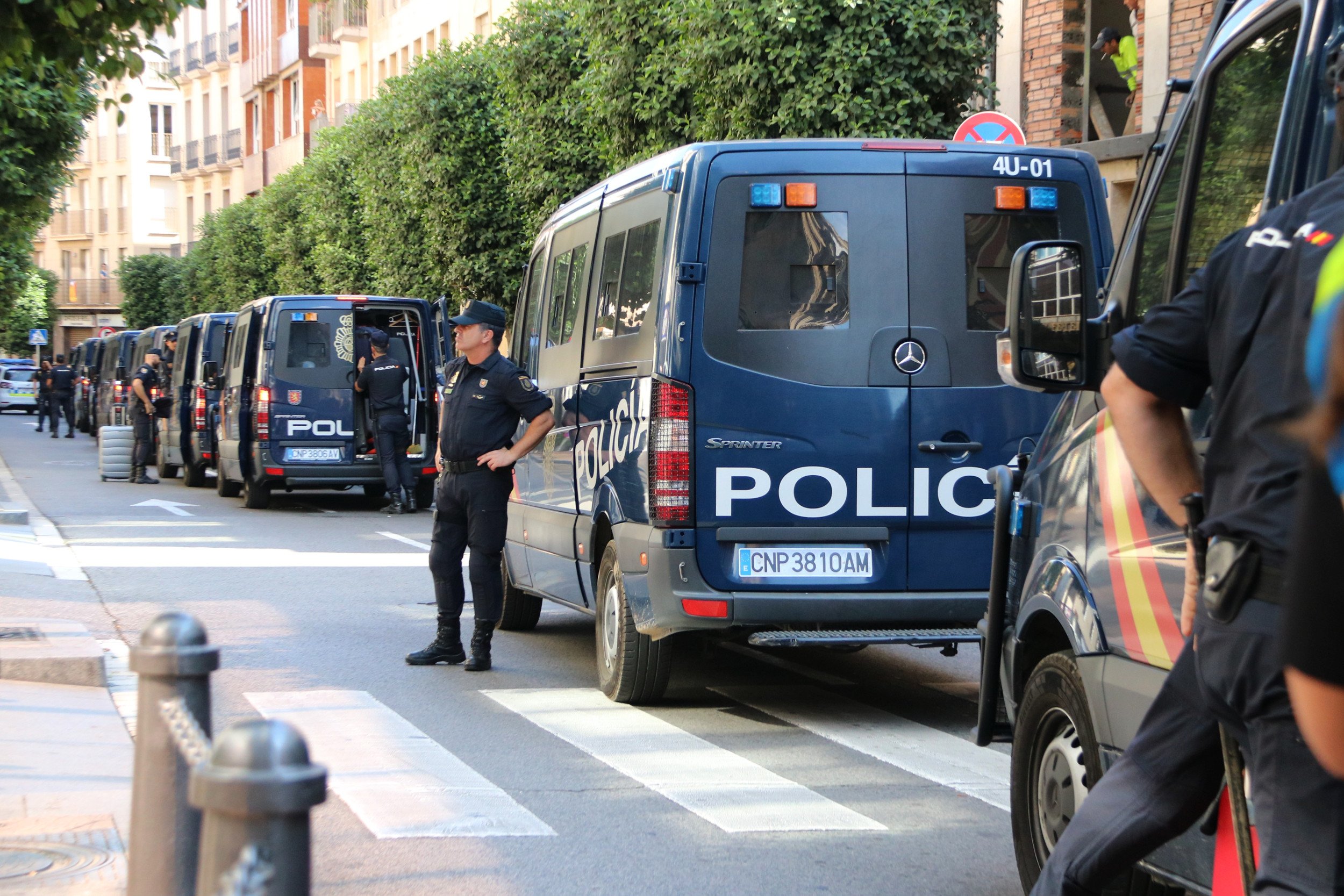 Despliegue de furgones de la policía española en Salou