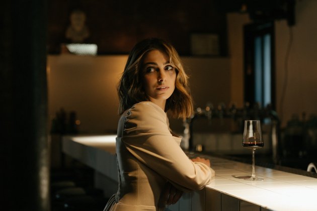 Chica cierra bar vino Chica cierra bar vino