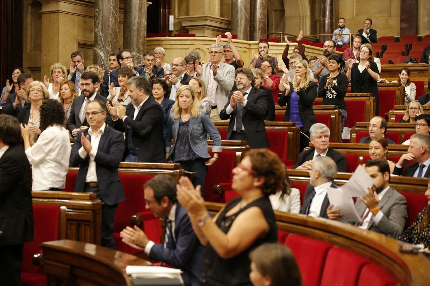 Vídeo: La votación del Parlament para el referéndum vinculante