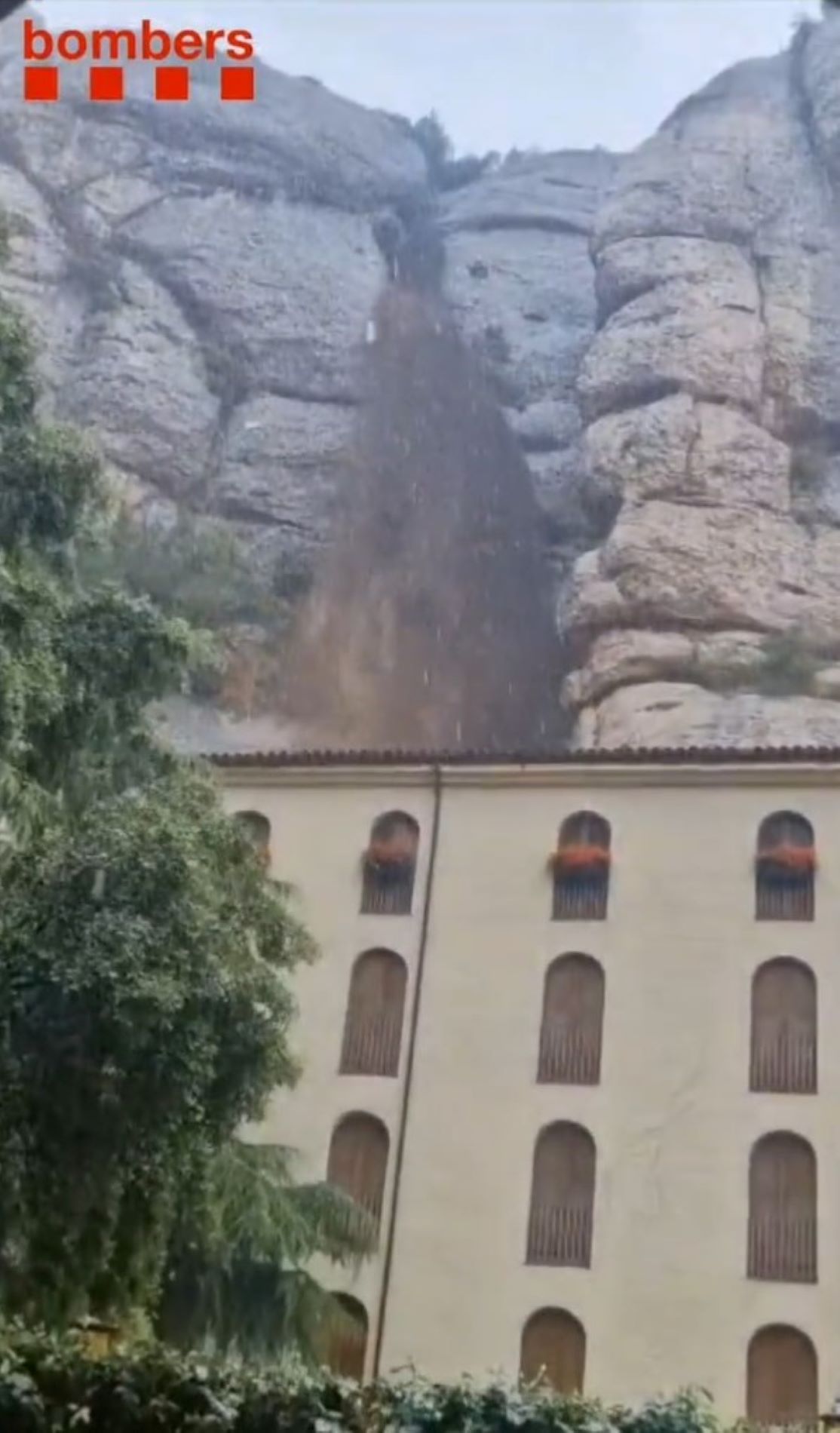 Esllavissada al monestir de Montserrat per la forta pluja: una carretera tallada i l'hotel, evacuat