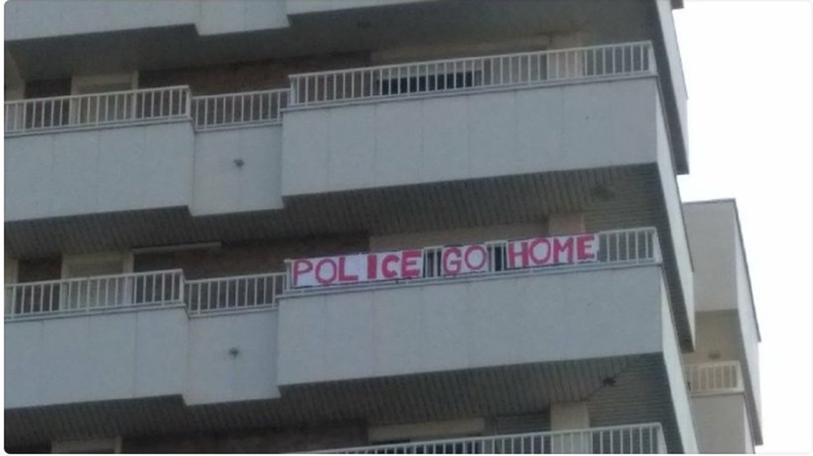 Declara la tarragonina investigada per penjar una pancarta al balcó