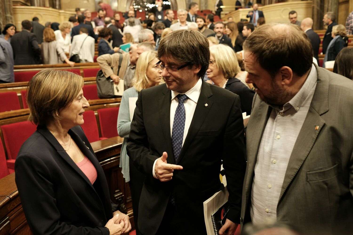 El Parlament responde al TC instando al Govern a convocar el referéndum vinculante