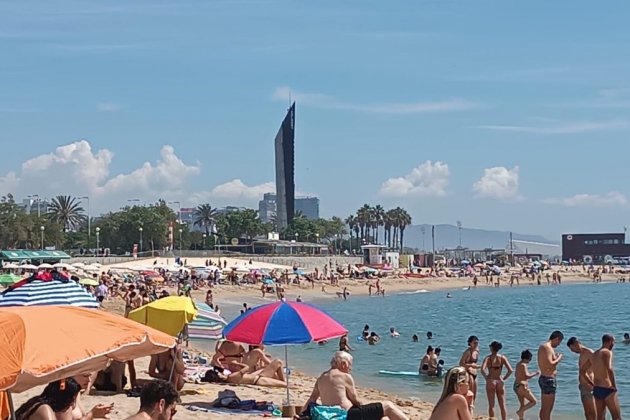 Este fin de semana ha hecho calor casi de verano y las playas de Catalunya se han llenado totalmente / Barcelona - Soraya Selva