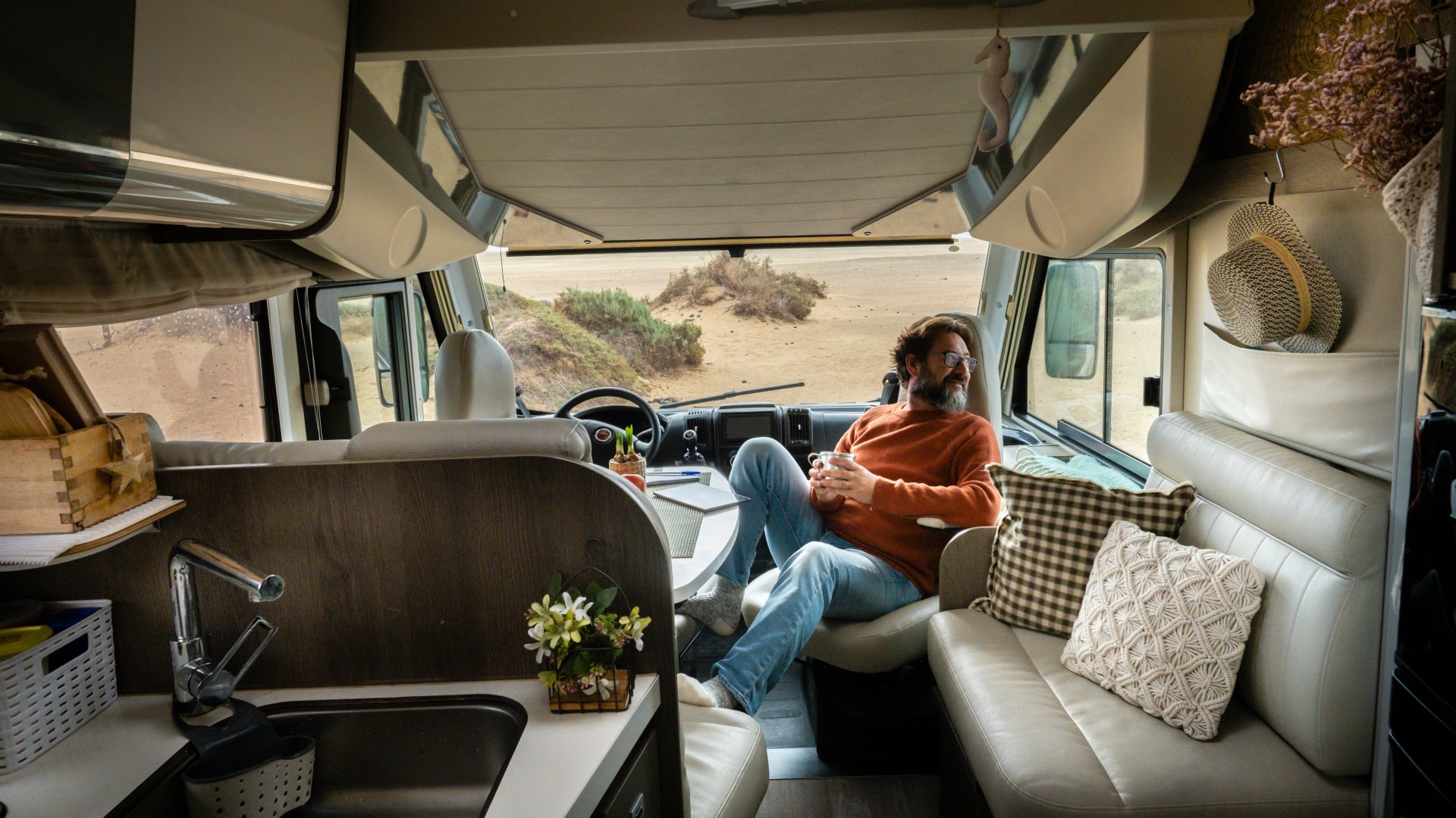 La autocaravana de los más ricos tiene garaje para 1 coche y un salón VIP