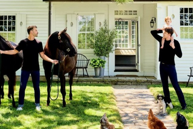 Wes Gordon y Paul Arnhold en su casa de Connecticut