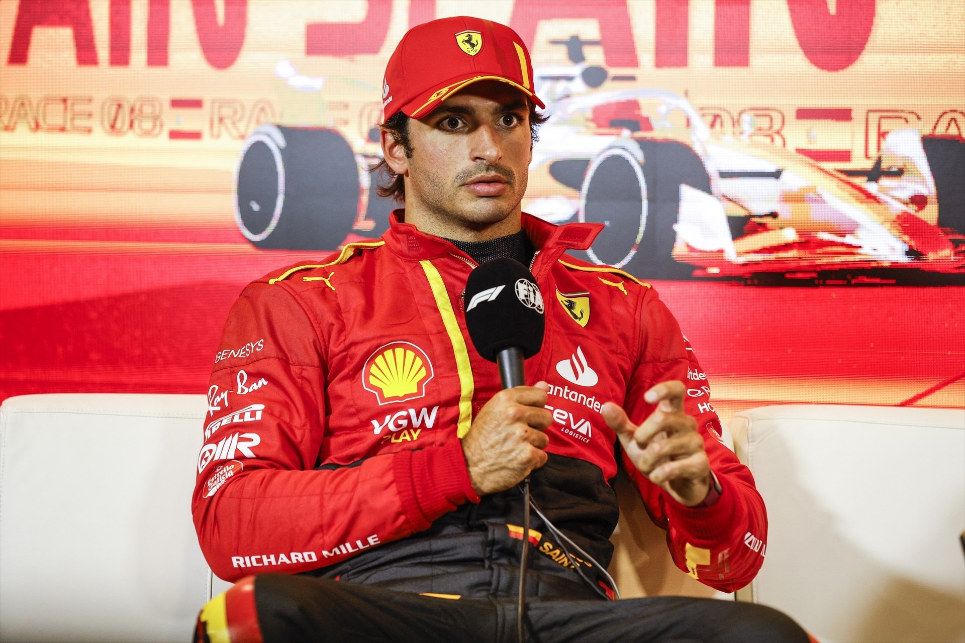 Carlos Sainz, humiliat per Ferrari, els diners són per a Lewis Hamilton, atenció