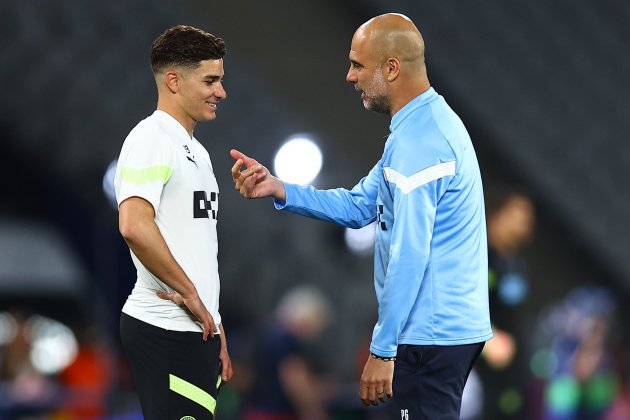 Julián Álvarez y Pep Guardiola City / Foto: EFE - Sedat Suna