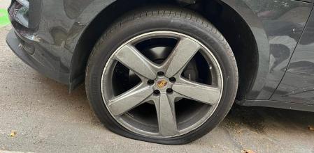 Los gamberros de siempre se disfrazan de activistas ambientales para deshinchar o pinchar ruedas de coche