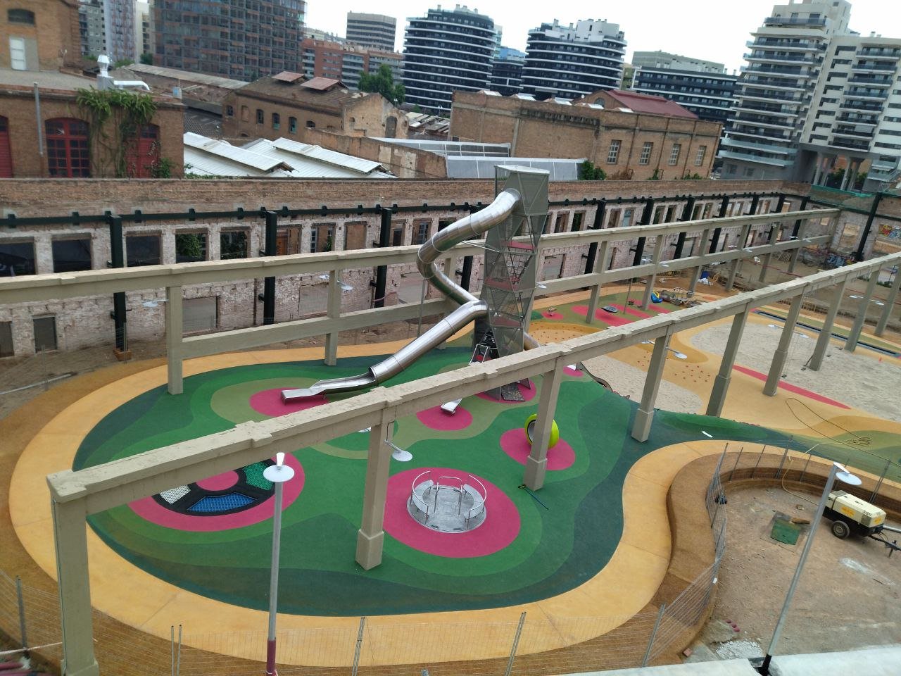Un parque infantil de Barcelona inaugurado con prisas electorales cierra para poner toldos