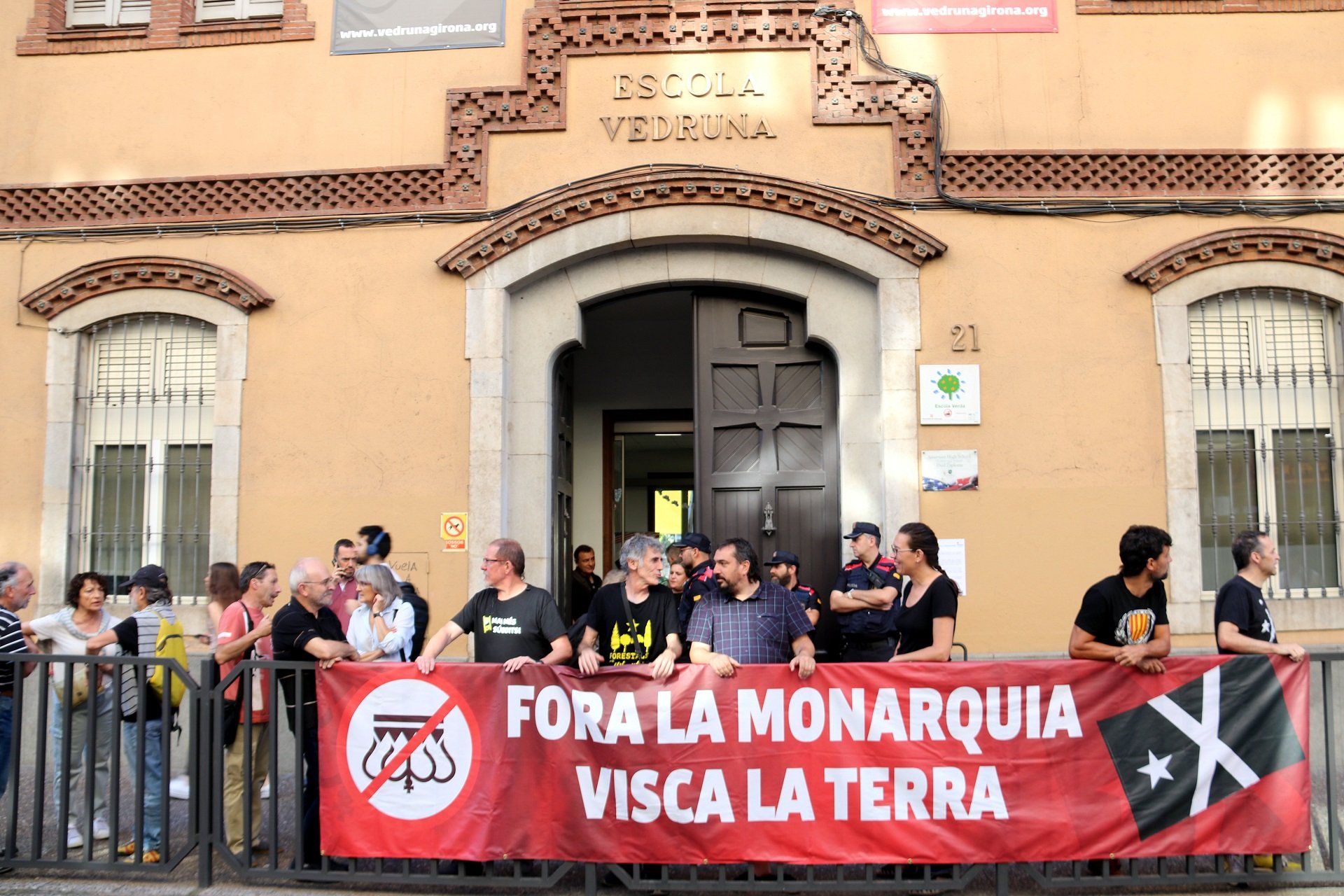 Suspès un acte de la Fundació Princesa a una escola de Girona després de rebre queixes i convocar una protesta