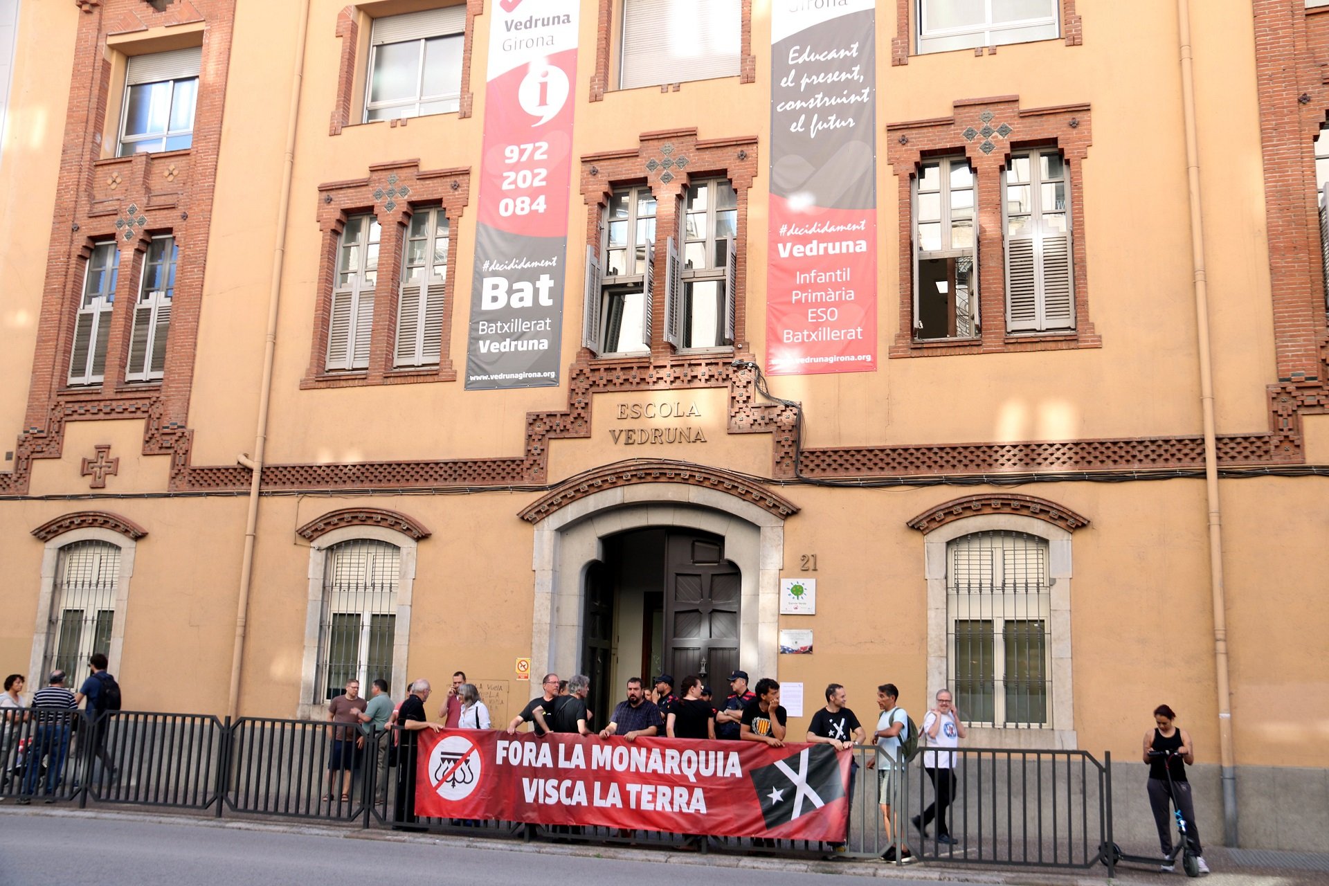 escuela Girona monarquía