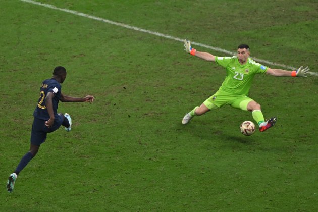 Kolo Muani Emi 'Dibu' Martínez pie final Mundial Qatar / Foto: Europa Press Kolo Muani Emi 'Dibu' Martínez pie final Mundial Qatar / Foto: Europa Press
