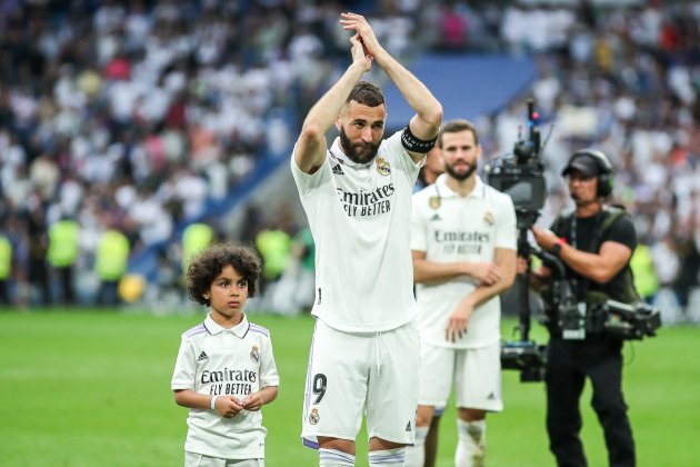 Karim Benzema despidiendose del Santiago Bernabéu / Foto: Europa Press