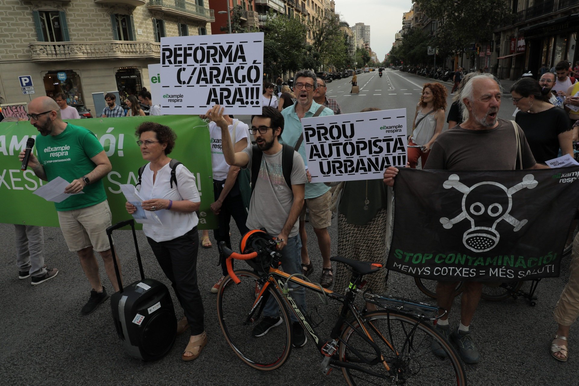 Un centenar de vecinos cortan la calle Aragó de Barcelona para que deje de ser "una autopista urbana"