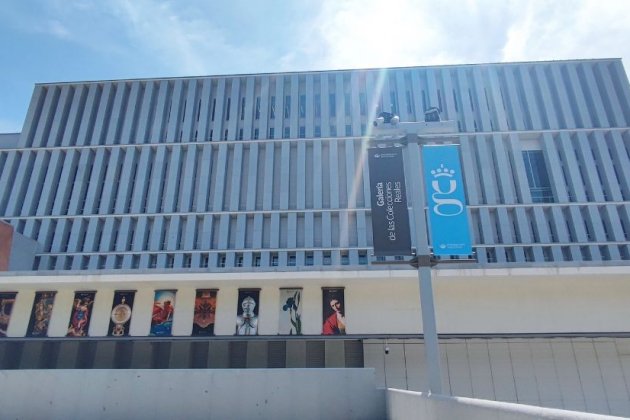 Foto façana amb banderoles Foto façana amb banderoles