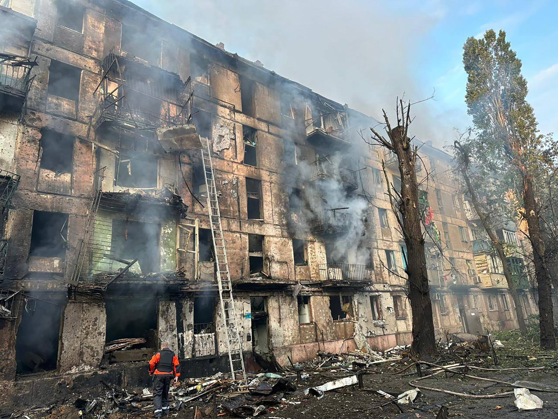 Un bombardeo masivo de Rusia en Krivói Rog, ciudad natal de Zelenski, deja al menos 6 muertos y 25 heridos