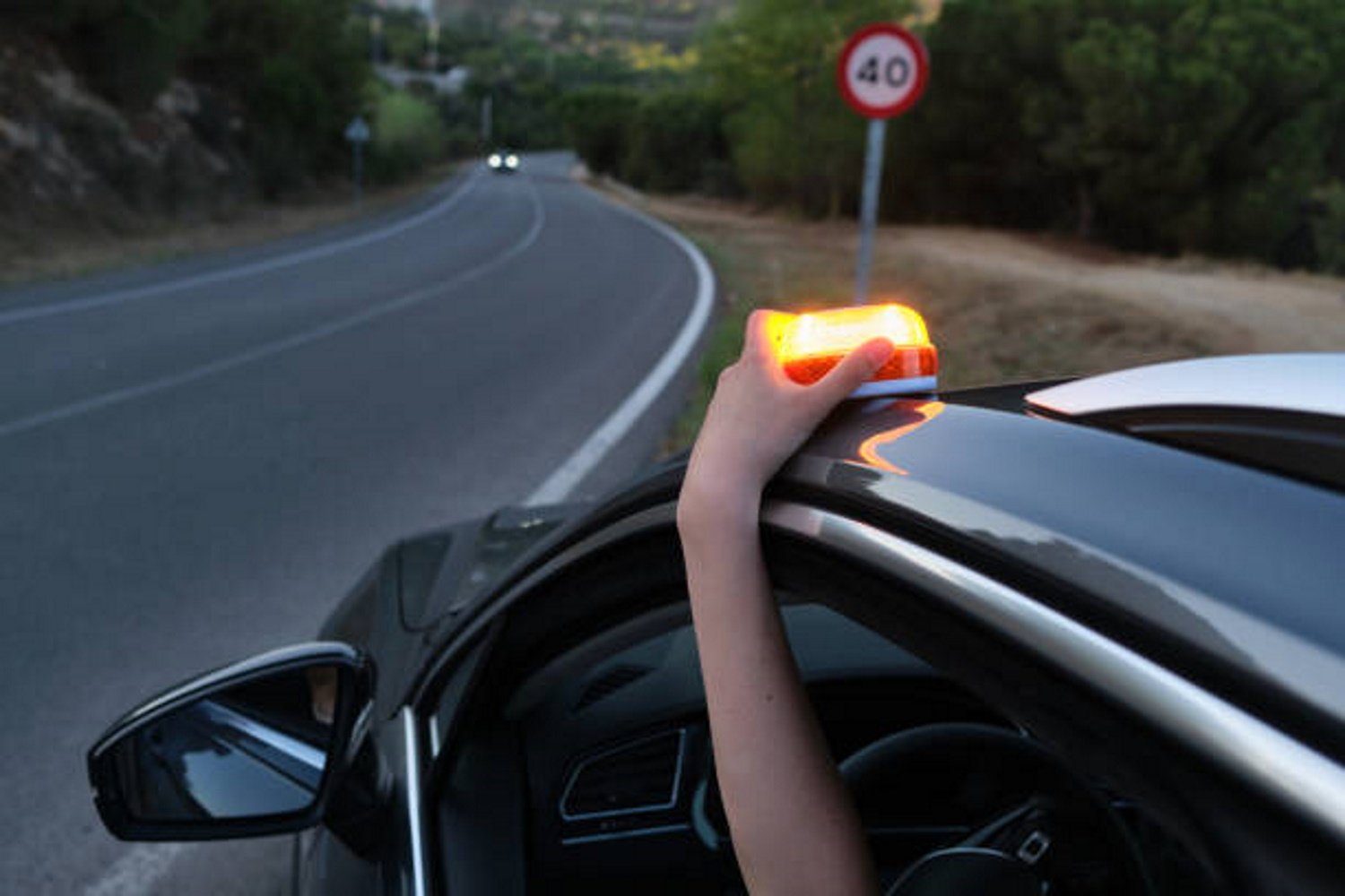 Adiós a los triángulos: esta luz V16 con tecnología GPS salvará vidas