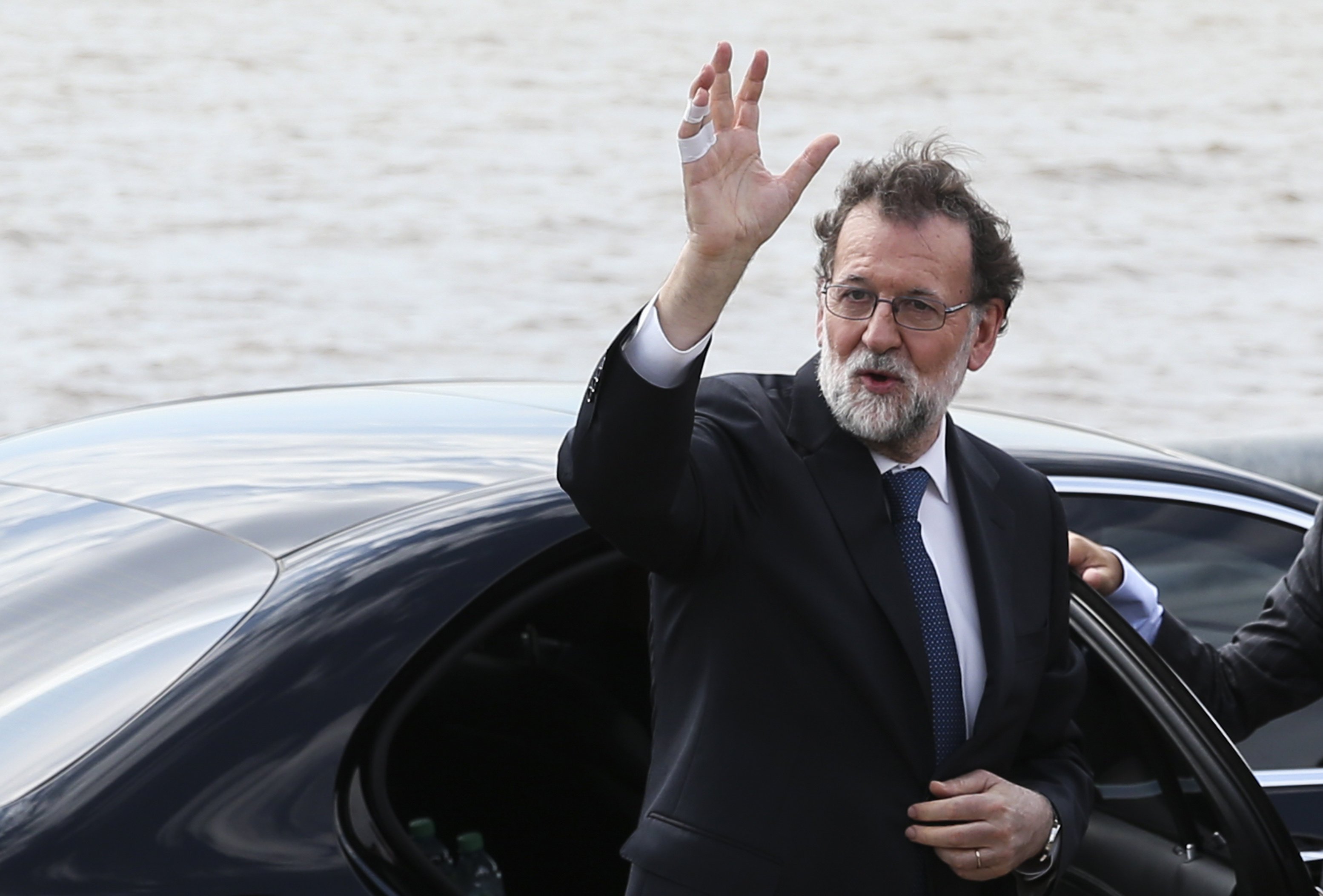 Rajoy rinde homenaje a las víctimas de la dictadura argentina y se le gira en contra