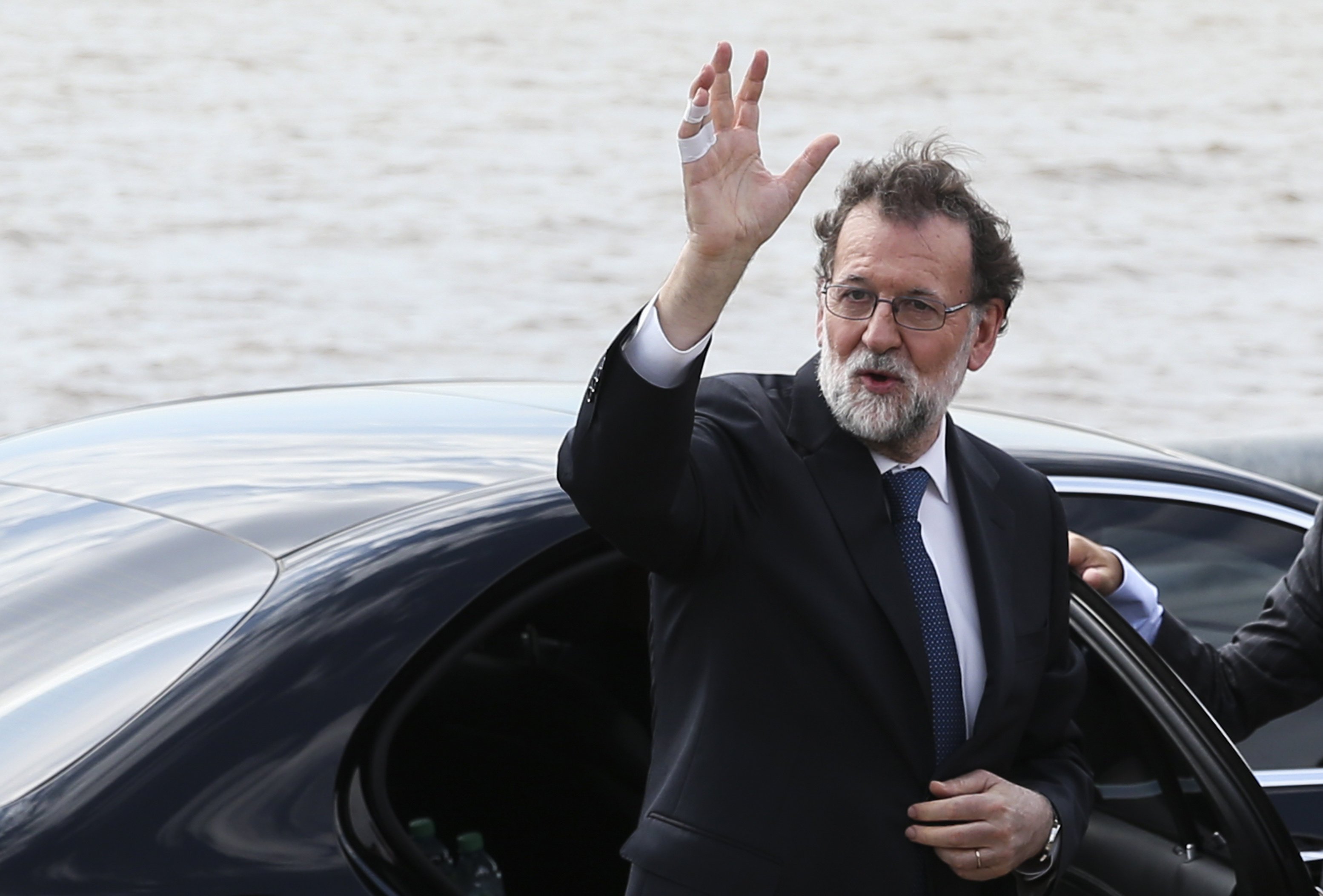 Rajoy ret homenatge a les víctimes de la dictadura argentina i se li gira en contra